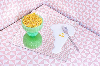 Originalmente utilizados como remedio contra los males estomacales o la masturbación excesiva (sí, usted leyó bien), los hermanos John Harvey y Will Keith Kellogg –ambos adventistas del séptimo día y trabajadores del Sanatorio Battle Creek de Michigan– inventaron los copos de cereal por casualidad. Un día de 1894 dejaron una fuente con trigo cocido y se entregaron a las importantes tareas del sanatorio. Cuando volvieron, el trigo estaba pasado. Como debían trabajar con un presupuesto muy limitado no quisieron desperdiciar el trigo y decidieron aplastarlo con un rodillo. Contra lo esperado, lo que surgió no fue una masa homogénea sino los copos de cereal, que ellos tostaron enseguida y sirvieron a los pacientes con gran éxito.