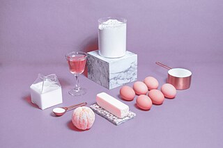 Un anillo, un sombrero Panamá y un bastón... o cómo Henri Carpentier, un camarero de catorce años del Café Monte Carlo en París inventó los Crêpes Suzette. En 1985, en una ocasión en que Henri debía preparar sobre una plancha caliente el postre para el príncipe de Gales, por un descuido el licor de naranja prendió fuego. Como no tenía tiempo para preparar otro postre –¡téngase en cuenta que no se puede hacer esperar a un futuro rey!–, Henri no dudó en probar el producto del accidente, lo encontró absolutamente perfecto y decidió servirlo. Después de la comida, lo llamaron a la mesa y le preguntaron cómo se llamaba el postre. Respondió: “Crêpes Princess”, pero como había una dama presente, su majestad pidió que le pusieran su nombre y lo llamaran “Crêpes Suzette”.