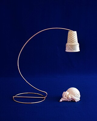 En 1904, durante la Exposición de Mundial de St. Louis, Estados Unidos, Arnold Fornachou estaba muy ocupado en su puesto de helados. El destino quiso que en determinado momento se le acabaran los recipientes de cartón y que justo a su lado estuviera Ernest Hamel, el vendedor de barquillos. Fornachou le compró algunos, los enrolló, puso el helado encima y así, por necesidad, nació el cono de helado. Por supuesto, esta es sólo una de las historias que relatan la invención de esta galleta dulce tan popular en todo el mundo. 