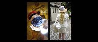 A gauche, une figurine portant un masque en bleu et blanc (tissus typiquement bavarois); à droite, une femme vêtue tout en blanc avec de longues boucles blondes et coiffée d'un chapeau, photographiée de dos