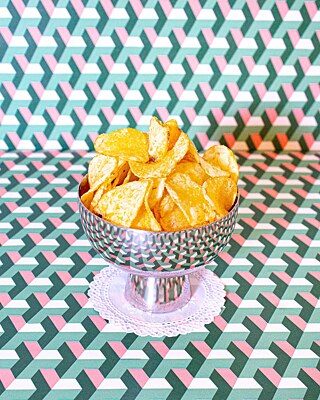 Se cuenta que para la invención de las papas chips fueron necesarios un chef enojado y un cliente insatisfecho. En 1853, el chef neoyorquino George Crum le sirvió a su cliente Cornelius Vanderbilt una comida que este envió de regreso a la cocina: las papas estaban cortadas demasiado gruesas. Crum, ofendido en su honor de cocinero, quiso darle una lección a Vanderbilt. Cortó papas en láminas delgadísimas, las frio e hizo que se las sirvieran. Sin embargo, Vanderbilt quedó más que contento con la comida y así nacieron las papas chips.