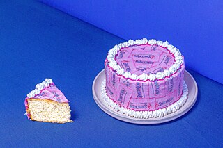 Hoy es algo desagradable (y hasta peligroso) no lavarse las manos. Pero el no haberse lavado las manos volvió rico al químico Constantin Fahlberg. Mientras investigaba en la Universidad Johns Hopkins una alternativa al alquitrán de carbón, un día notó durante el almuerzo que el pan tenía un sabor inusualmente dulce. Recordó que había olvidado lavarse las manos y así descubrió que el ácido anhidroortosulfaminebenzoico –la sustancia química con que había trabajado ese día– dejaba un gusto dulce. En 1884 registró la patente de un endulzante, que él llamó Sacarina. Dos años más tarde, Fahlberg comenzó en Magdeburg con la producción en masa.