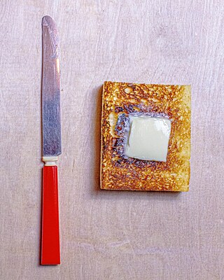 Probablemente se ha cocinado pan desde que existe el ser humano (por lo menos desde que inventamos el fuego). Ahora bien, el primer registro de pan hecho con masa madre proviene del antiguo Egipto, del año 1500 a.C. Es posible que haya sido un descubrimiento casual. Si se deja expuesta la masa por un tiempo, se depositan en ella desde el aire bacterias de levadura salvaje y hacen que leude. Como los egipcios horneaban pan en los mismos lugares que hacían cerveza, seguramente el aire enriquecido con levadura hizo su aporte para el desarrollo de la masa madre.