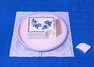 Il y a quelque 2000 ans, sous la dynastie Han, un cuisinier chinois a accidentellement mélangé ses fèves de soja bouillies et moulues avec du sel marin impur, ce qui a fait cailler le mélange et produit une substance ressemblant au tofu. Selon la légende, cependant, le tofu n’est pas devenu populaire en Chine avant la dynastie des Song (960-1279).