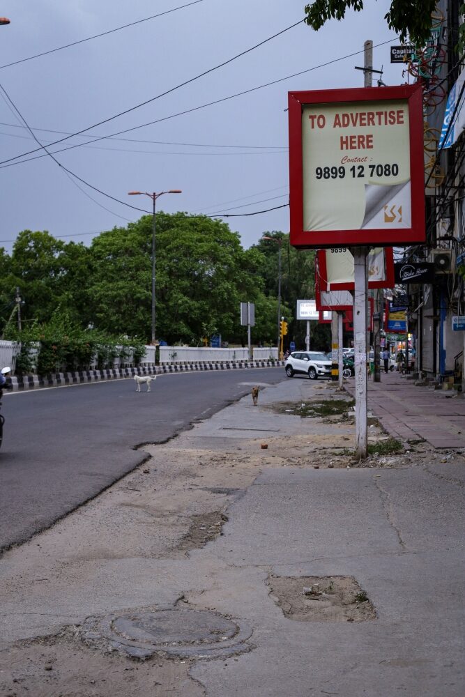 Les cratères et les éruptions au milieu des routes et des trottoirs ajoutent un peu de piquant aux balades des voyageurs. Tout comme sur la surface lunaire, les bosses et les perturba-tions sur les chemins de Delhi restent longtemps en place.
