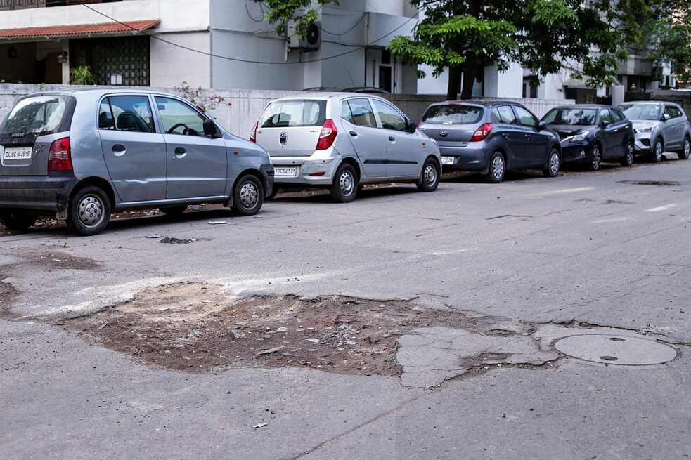 Craters and eruptions in the middle of roads and pavements add a little zing to the travellers’ rides. Similar to ones on the lunar surface, dents and disturbances on the paths in Delhi stay put for a long time.ungvolle Angelegenheit. Wie ihre Pendants auf dem Mond bleiben auch diese Dellen und Kerben sehr lang an der Oberfläche bestehen.  