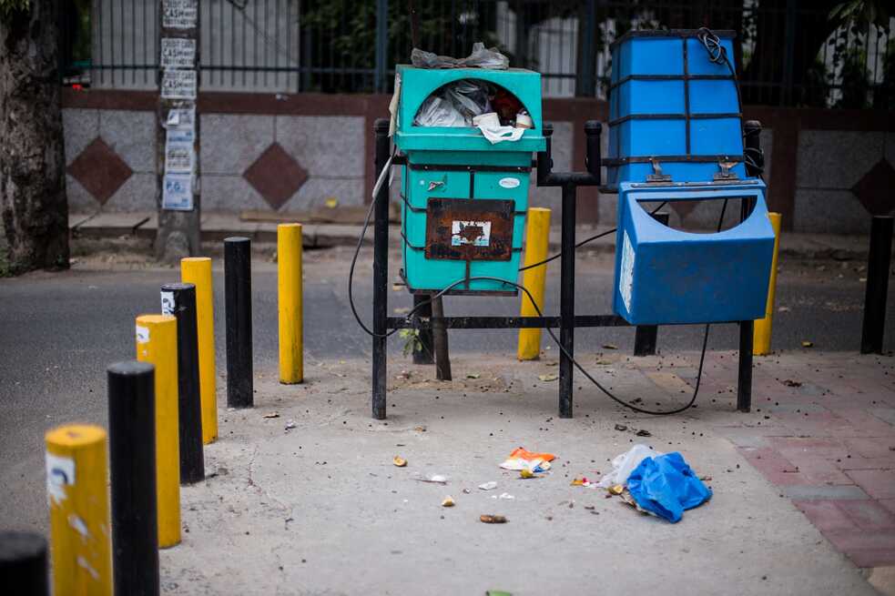 No labels, just colours! Matching waste to the correct basket is a game, made fun by the lively bins. 