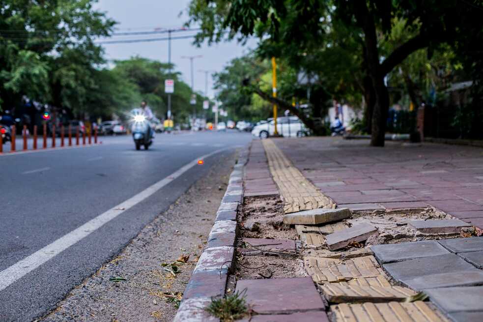 A blessing in disguise? Loose tiles seem to make up for the deficit of sidewalk design here, which according to regulations, is supposed to clearly separate the sidewalk from the roads. 