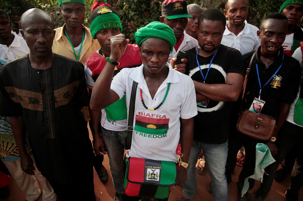 Nesta foto, tirada em 28 de maio de 2017, um domingo, membros do movimento separatista de Biafra se reuniram durante um evento em Umuahia, Nigéria. Os membros estão celebrando seus heróis mortos, 50 anos depois que a guerra civil na Nigéria causou a morte de mais de um milhão de pessoas para que fosse criado o Estado para o povo Igbo. 