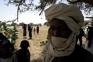 Famílias dos povos nômades Fulani e Tuareg perto de InGall, no Níger.  Muitos Tuareg, Fulani e árabes (perfazendo aproximadamente 22% da população do Níger) vivem nas regiões do Sahel ou do Saara.