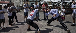 Capoeira auf dem Ver-o-Peso-Markt am Flussufer in Belém, Brasilien. Capoeira ist eine afro-brasilianische Kampfkunst, die Elemente von Tanz, Akrobatik und Musik verbindet. Sie wurde von versklavten Afrikanern in Brasilien entwickelt.