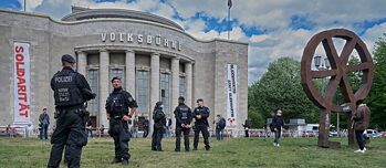 Spiegamento di polizia davanti al teatro berlinese Volksbühne durante una manifestazione degli oppositori della politica tedesca sulla pandemia di Covid-19.