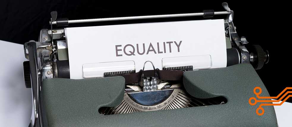 Das Bild zeigt eine Schreibmaschine mit einem Blatt Papier, auf das Equality, das englische Wort für Gleichberechtigung, getippt worden ist.