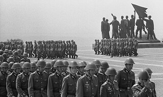 Rassismus – Vereidigung von Wehrpflichtigen der Nationalen Volksarmee der DDR im ehemaligen faschistischen Konzentrationslager Buchenwald 1978.