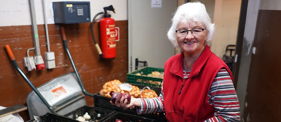 All around Germany, foodbanks are divvying up leftover food to people in need. 