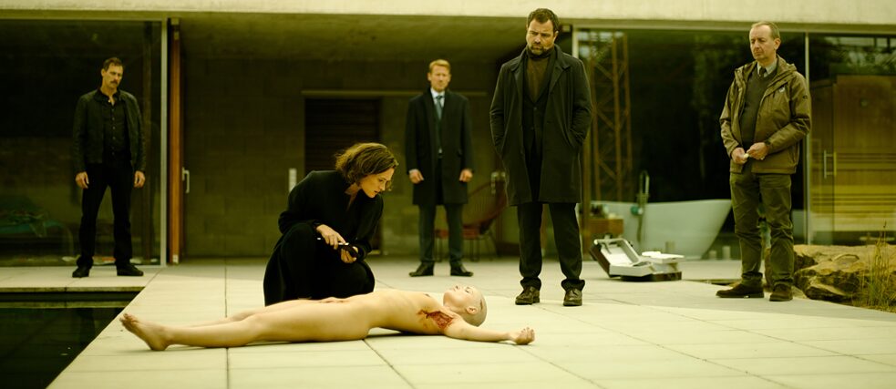 Still photo ZDF series Perfume: Investigators Brettschneider (Marc Hosemann, first from right), Köhler (Juergen Maurer, 2nd from right) and public prosecutor Grünberg (Wotan Wilke Möhring, 3rd from right) investigate the crime scene and the victim with profiler Nadja Simon (Friederike Becht, 2nd from left)