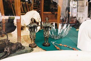 Chandeliers coloniaux dans la vitrine d'un antiquaire de Tanger, photographie de recherche, 2019. &copy; © Adrian Schindler Chandeliers coloniaux dans la vitrine d'un antiquaire de Tanger, photographie de recherche, 2019.