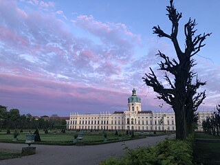 Sonnenuntergang über Schloss Charlottenburg in Berlin