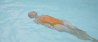 Ein Fisch, der auf dem Rücken schwimmt