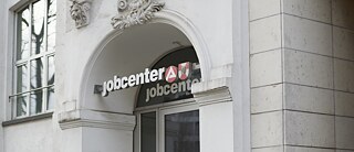 Ansicht auf ein Gebäude mit der Aufschrift „Jobcenter“