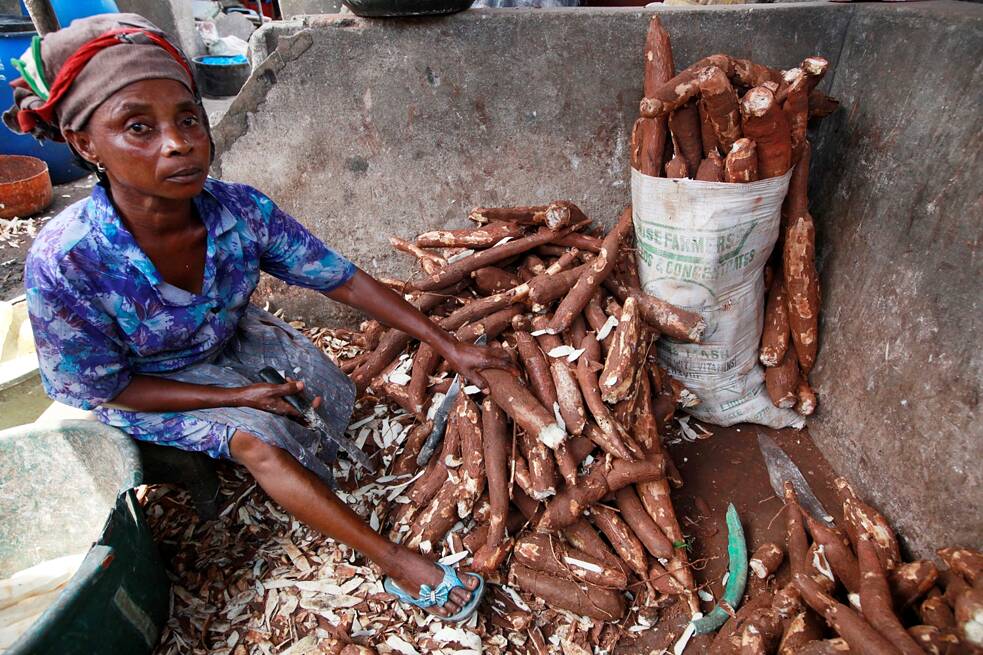 Comércio de mandioca em uma feira em Lagos, na Nigéria. 