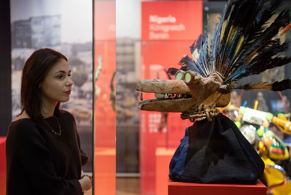 Baden-Württemberg, Stuttgart: Eine Maske aus Kamerun, die den Gott Obasinjom darstellen soll, in der Ausstellung „Wo ist Afrika?“ im Linden-Museum, das 2019 eine Neupräsentation seiner Afrika-Sammlungen zeigte. 