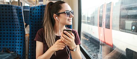 Podcasts sorgen auch bei Bahnfahrten für kurzweilige Unterhaltung.