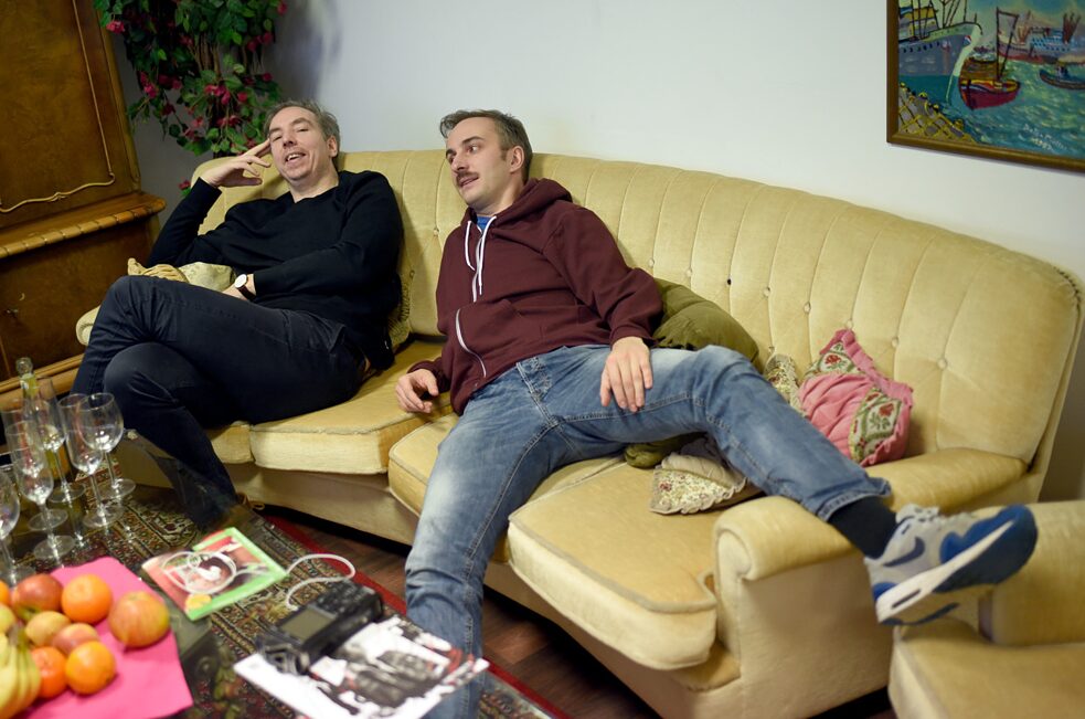 Fest & flauschig - satirists Jan Böhmermann and Olli Schulz on their cosy couch.
