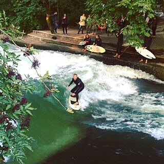 Le jardin anglais est, toute l’année durant, un lieu d’excursion très apprécié, autant par les habitants que par les visiteurs de la capitale bavaroise. L’attraction la plus connue de ce jardin public est la Eisbachwelle (littéralement « vague du ruisseau glacé »), sur laquelle nos surfeurs citadins peuvent faire montrer leur talent, l’un après l’autre évidemment !