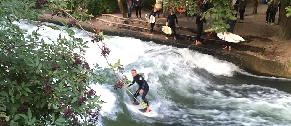 Der Englische Garten ist sowohl bei Einwohnern als auch bei Besuchern der bayrischen Hauptstadt das ganze Jahr über ein beliebter Ausflugsort. Die bekannteste Attraktion dieses Stadtparks ist die Eisbachwelle, auf der urbane Surfer ihr Können zeigen - einer nach dem anderen, versteht sich!