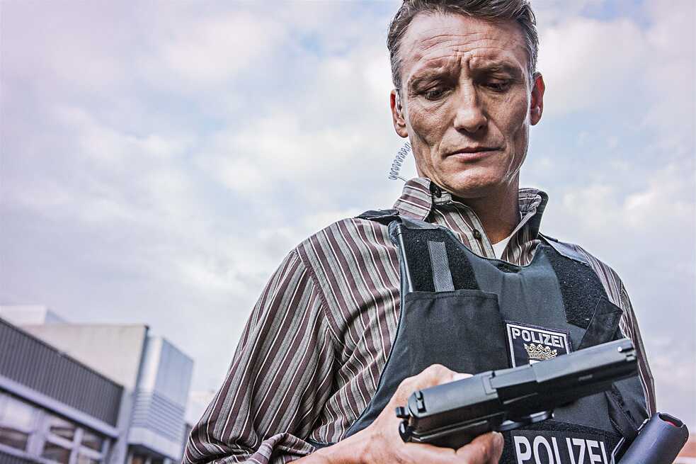 Standbild aus der TNT Series 4 Blocks: Kutscha (Oliver Masucci)