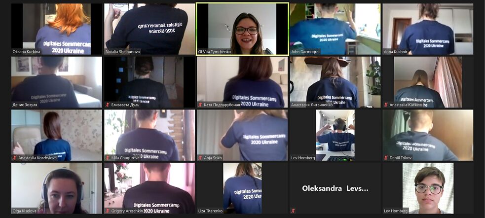 mit Sommercamp-T-Shirts