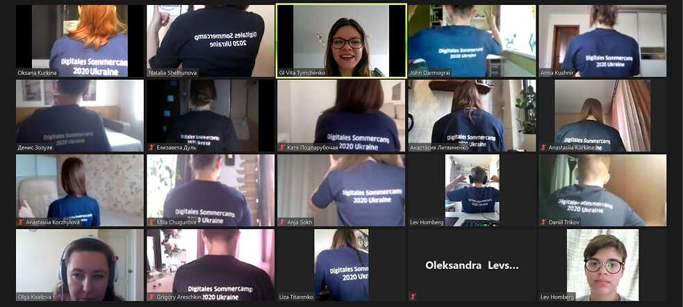 mit Sommercamp-T-Shirts
