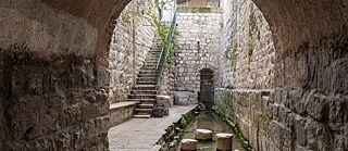 Évezredeken át a Templom-hegy lábánál fakadó Gihon-forrás biztosította az ivóvizet Jeruzsálemben. Ma az ősi alagútrendszer és a Siloám-medence egy egyedülálló régészeti park részét képezi.