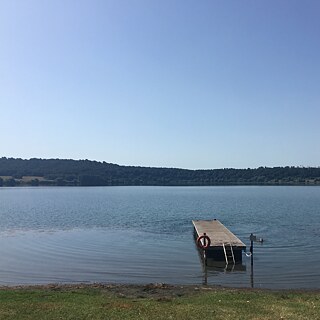 À moins d'une heure de Rome se trouve le magnifique lac Martignano, l'un des lacs les plus propres d'Italie. Sur ses rives, qui appartiennent à une réserve naturelle, on peut observer des renards, des lièvres, des sangliers, des vaches et des ânes. Proche de la grande ville, il est parfait pour une excursion rafraîchissante d'une journée, mais aussi pour vivre à la campagne toute l'année.