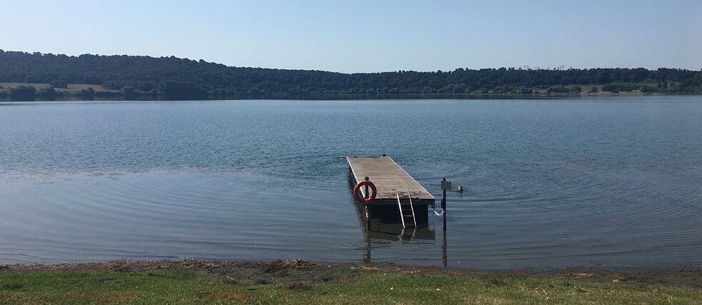Keine Stunde von Rom entfernt liegt der wunderschöne Lago di Martignano, einer der saubersten Seen Italiens. An seinen Ufern, die zu einem Naturschutzgebiet gehören, kann man Füchse, Hasen, Wildschweine, Kühe und Esel beobachten. Nah an der großen Stadt ist er perfekt für einen erfrischenden Tagesausflug, aber auch, um ganzjährig auf dem Land zu leben.