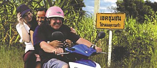 Carolin, Tukta et Dieter sur un scooter en Thaïlande