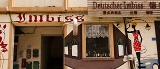 Antigo prédio colonial na Deutsche Strasse (Rua Alemã) em Qingdao (Tsingtao), capital da antiga colônia alemã Kiauchau. Qingdao foi a única colônia alemã no Extremo Oriente. Ainda hoje, a metrópole chinesa mostra vestígios do período colonial alemão.