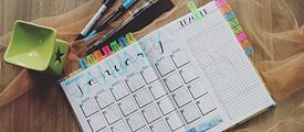 Kalender und Kugelschreiber