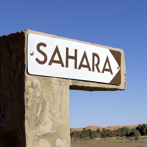 Marrocos, Taouz, Merzouga, Erg Chebbi, placa de sinalização para o deserto do Saara
