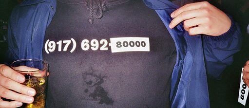 Un sweatshirt avec des tâches de bière et un numéro se terminant par 80000