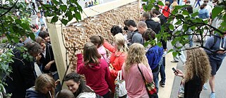 Con motivo de la Presidencia del Consejo de la UE de Alemania la instalación se presentará en diez países europeos – todos los visitantes se podrán llevar su cita favorita. 