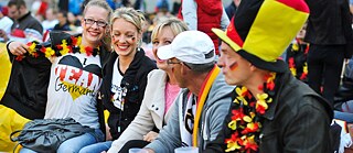 Fußballfans beim Public Viewing