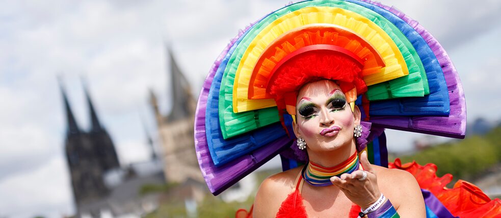 Nicht nur Dom und Karneval – Köln gilt auch als Hochburg schwul-lesbischen Lebens: Teilnehmer am Christopher-Street-Day-Straßenfest 2019.