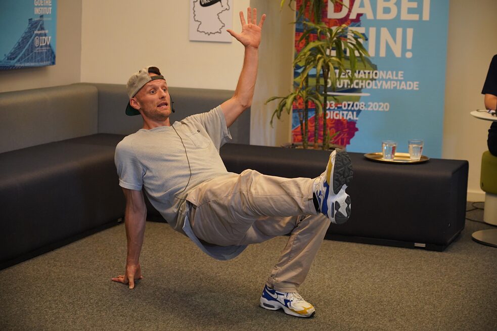 Breakdancer Lehmi von The Saxonz live im Studio