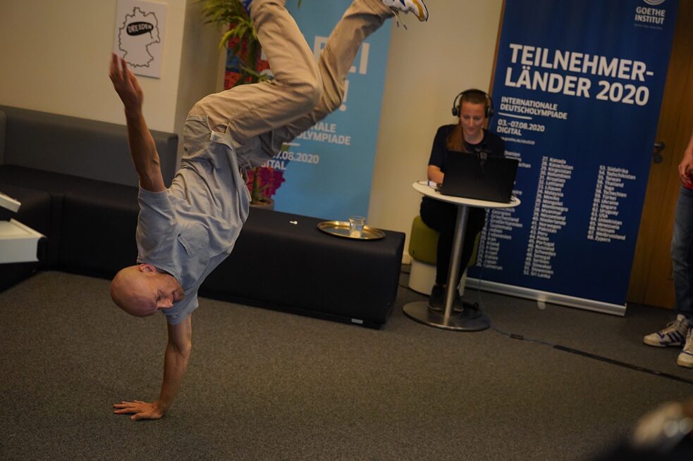 Breakdancer Lehmi von The Saxonz live im Studio