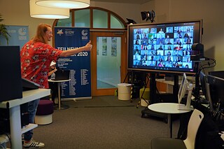 Moderator Falk Töpfer begrüßt die Teilnehmer*innen der ersten Internationalen Deutscholympiade im digitalen Raum live im Studio des Goethe-Instituts Dresden