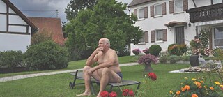 Franz im Garten. Standbild „Landrauschen“