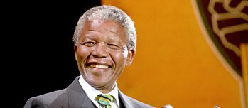 Totgeglaubte leben länger: Zum Zeitpunkt der Aufnahme dieses Bildes im Jahr 1990 hätte Nelson Mandela schon lange tot sein müssen, glaubt man den Erinnerungen vieler Zeitgenossen. Sein vermeintliches Ableben steht Pate für das Phänomen kollektiver falscher Erinnerungen – den Mandela-Effekt. 