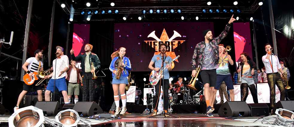 Viele kölsche Mundart-Bands sind auch deutschlandweit erfolgreich: Die 13-köpfige Brasspop-Band Querbeat auf Tour.